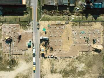 © Christoph Niemann Drohnenaufnahme einer Baustelle mit umliegenden Häusern