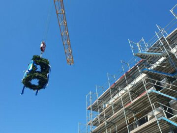 © IBA Hamburg / Arne von Maydell Richtfestkrone hängt am Kran