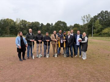 © IBA Hamburg / Christina Pfeif-Hecht Menschengruppe posiert auf Sportplatz