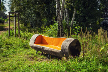 © Marcus Barthel Bunte, baumstammförmige Sitzbank