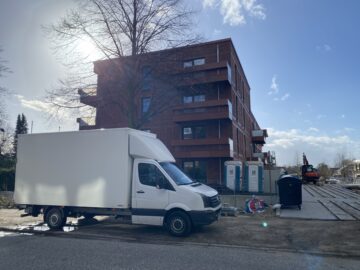 © IBA Hamburg / Nina Müllen Ein Transporter steht vor einem Neubau