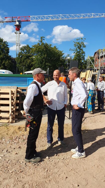 © IBA Hamburg Kay Gätgens im Gespräch mit anderen Personen