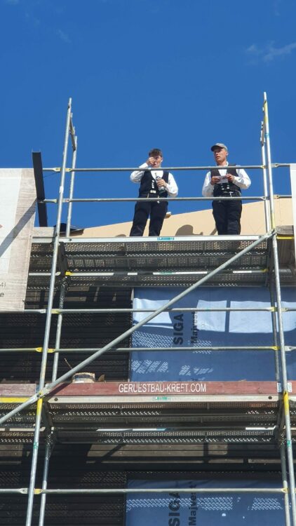 © IBA Hamburg Zwei Handwerker auf einem Baugerüst