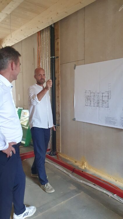 © IBA Hamburg Architekt Philipp Hatzius erklärt Kay Gätgens die Bauplanung