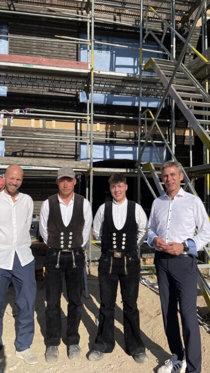 © IBA Hamburg Kay Gätgens (rechts) mit Handwerkern und dem Architekten Philipp Hatzius vor dem Rohbau