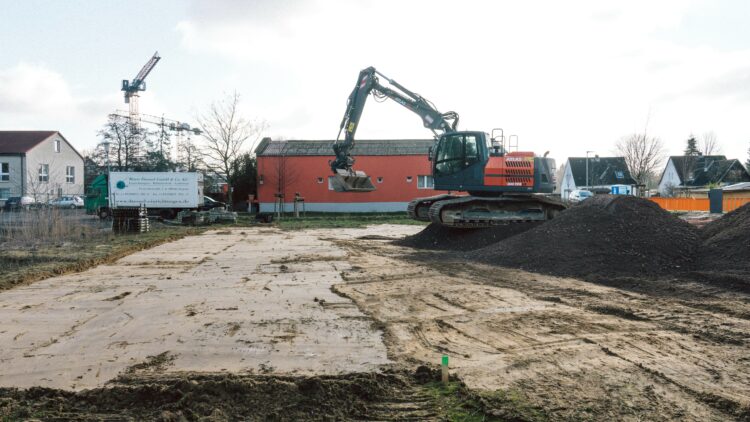 © Christoph Niemann Bagger auf einer Baustelle