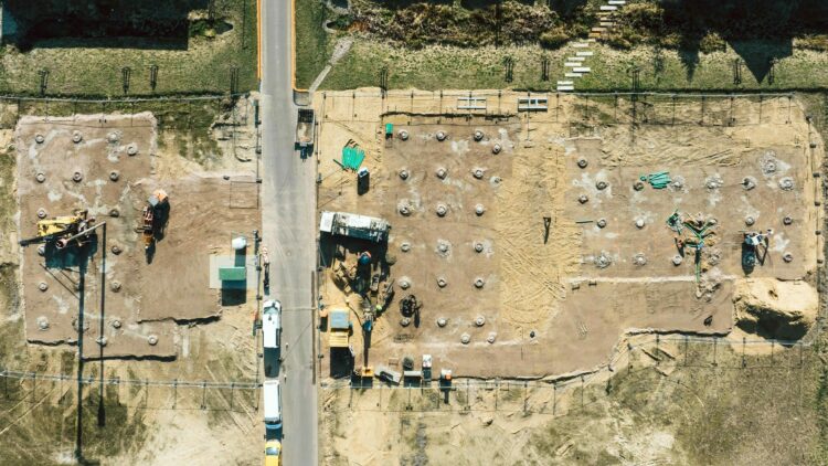 © Christoph Niemann Drohnenaufnahme einer Baustelle mit umliegenden Häusern