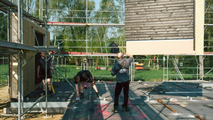 © Christoph Niemann Handwerker stellen Hauswände