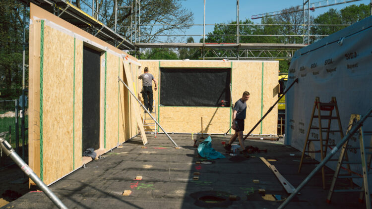 © Christoph Niemann Zwei Handwerker errichten eine Wand