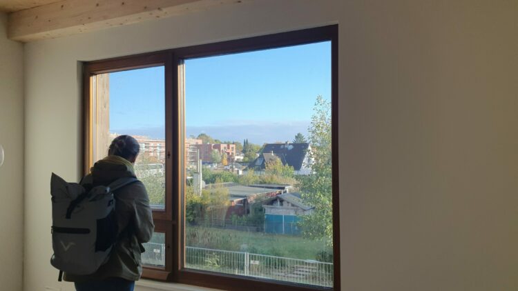 © IBA Hamburg Eine Person steht an einem Fenster und schaut nach draußen