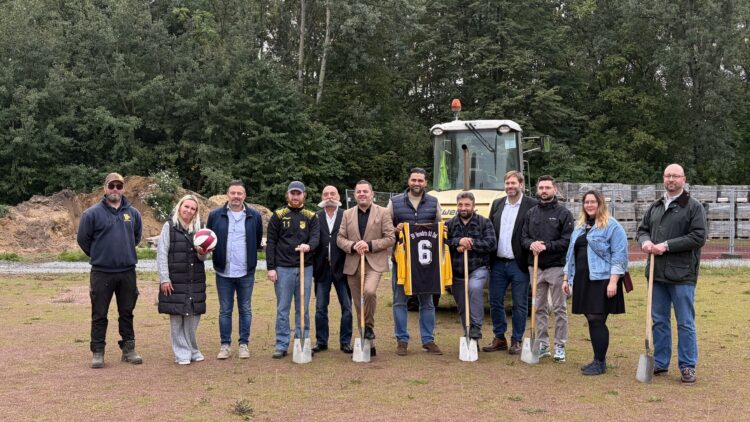 © IBA Hamburg / Christina Pfeif-Hecht Gruppe posiert vor einer kleinen Baumaschine
