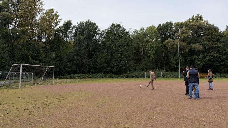 © IBA Hamburg / Christina Pfeif-Hecht Ralf Neubauer schießt einen Ball ins Tor