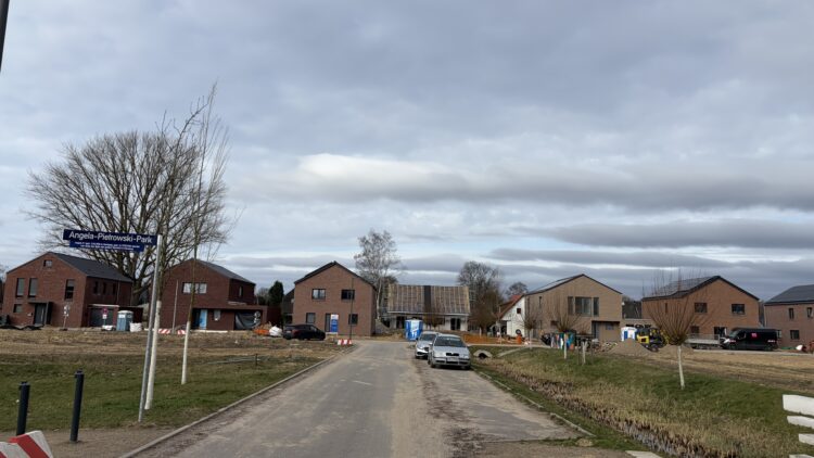 © IBA Hamburg / Christina Pfeif-Hecht Straße im Vordergrund, Wohnhäuser im Hintergrund