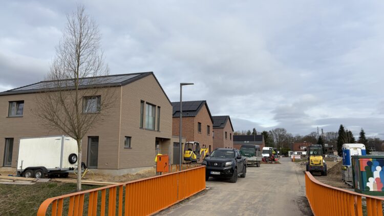 © IBA Hamburg / Christina Pfeif-Hecht mehrere nahezu festoggestellte Wohnhäuser, davor kleine Baumaschinen