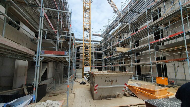 © IBA Hamburg / Katharina Keese Baustelle mit Gerüsten, Containern und Kran