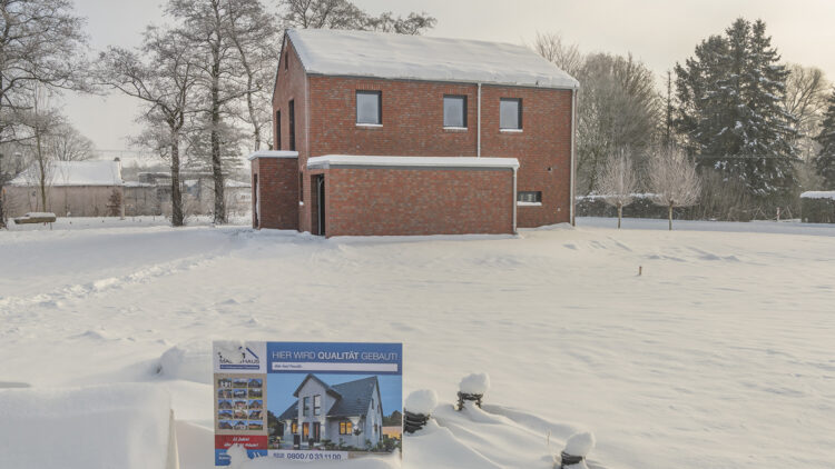 © IBA Hamburg / Martin Kunze Haus und Bauschild im Schnee