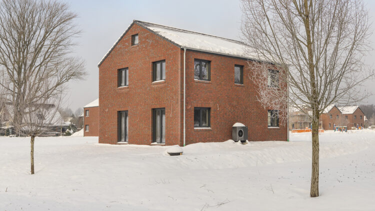 © IBA Hamburg / Martin Kunze Gebäude mit roter Fassade im Schnee