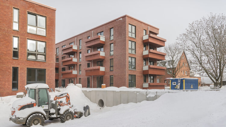 © IBA Hamburg / Martin Kunze Baustelle eines Mehrfamilienhauses mit Bagger im Schnee