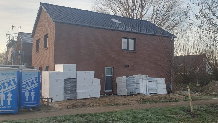 © IBA Hamburg Außenansicht eines im Bau befindlichen Einfamilienhauses