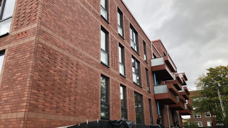 © IBA Hamburg Ansicht eines neuen Hauses von unten, rote Fassade