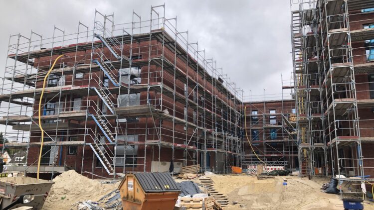 © IBA Hamburg Baustelle, Wohngebäude mit Baugerüst