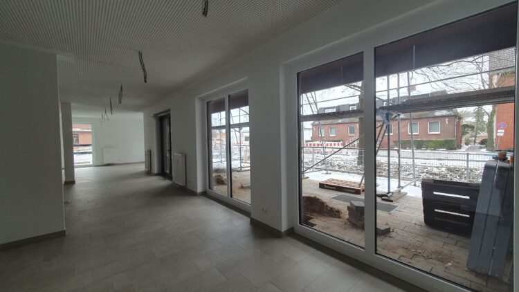 © IBA Hamburg Innenansicht der Fensterfront von der Gewerbeeinheit im Erdgeschoss