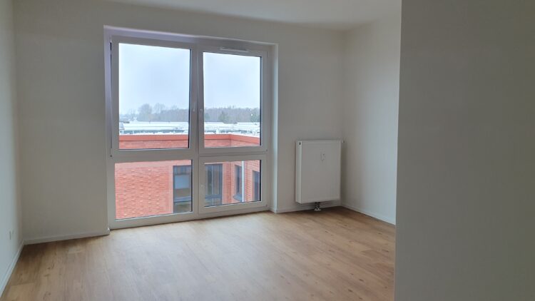 © IBA Hamburg Innenansichjt einer bezugsfertigen Wohnung, Blick in ein Zimmer mit großen Fenstern