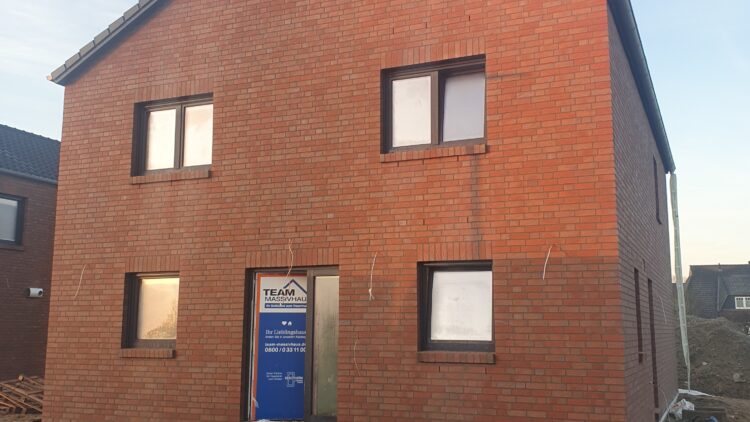 © IBA Hamburg Außenansicht eines im Bau befindlichen Einfamilienhauses