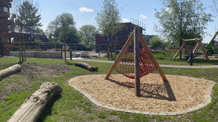 © IBA Hamburg Kletterelement aus Holz und mit Netz auf der Spielfläche
