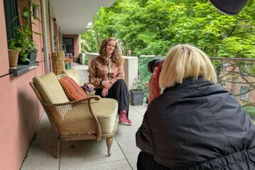 © IBA Hamburg Anja S. posiert auf einer Couch für die Fotografin