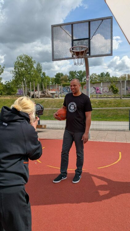 © IBA Hamburg Marvin Willoughby posiert auf dem Basketballplatz für die Fotografin