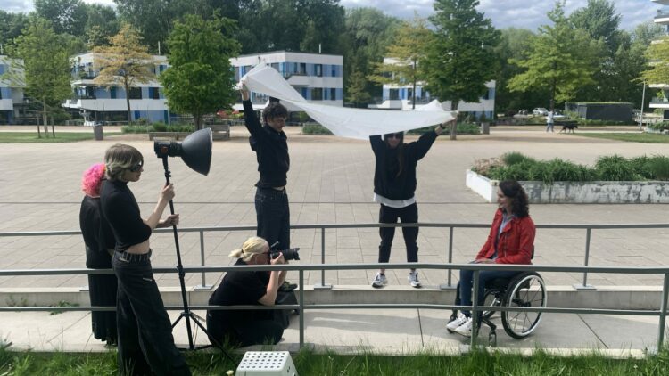 © IBA Hamburg Pille-Steppat posiert für die Fotografin, mit umstehendem Team