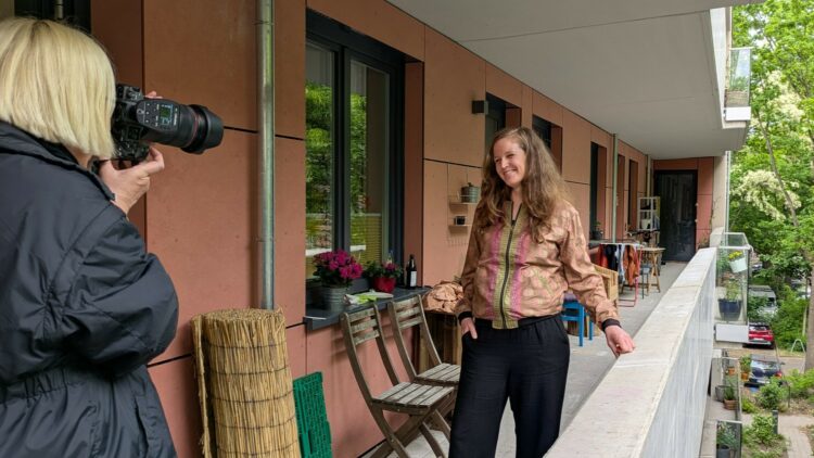 © IBA Hamburg Anja S. im Laubengang ihrer Baugemeinschaft