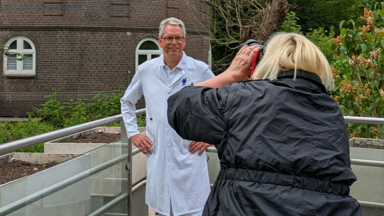 © IBA Hamburg Prof. Christian Müller posiert im Rahmen der Wilhelmsburg-Kampagne Ja, ich wil