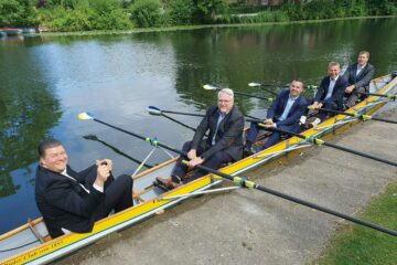 © IBA Hamburg / Arne von Maydell Finanzsenator Andreas Dressel, Ralf Neubauer, Bezirksamtsleiter Hamburg-Mitte, Jens Kerkhoff, Geschäftsführer von GMH | Gebäudemanagement Hamburg, IBA Hamburg Geschäftsführer Kay Gätgens sitzen in einem Ruderboot