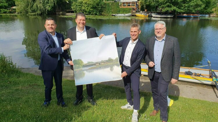 © IBA Hamburg / Arne von Maydell Finanzsenator Andreas Dressel, Ralf Neubauer, Bezirksamtsleiter Hamburg-Mitte, Jens Kerkhoff, Geschäftsführer von GMH | Gebäudemanagement Hamburg, IBA Hamburg Geschäftsführer Kay Gätgens posieren mit dem Entwurf fürs Vereinshaus