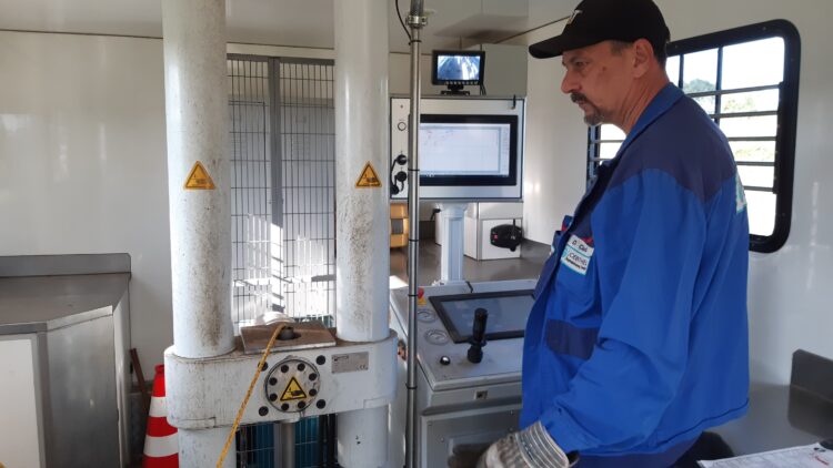 © IBA Hamburg / Thomas Waldau Ein Arbeiter überwacht Anzeigen im Inneren eines Wagens