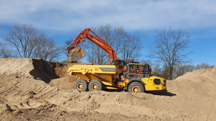 © IBA Hamburg / Arne von Maydell Ein Bagger und ein Kipplaster bewegen große Mengen Sand.