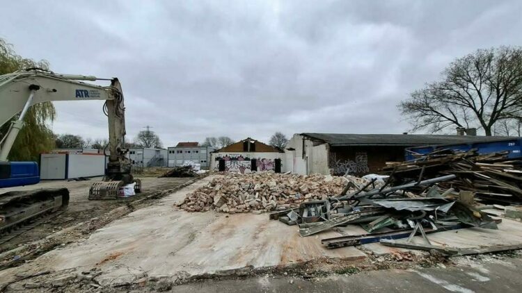 © Wilhelmsburger Ruder Club Bautrümmer neben einem Bagger