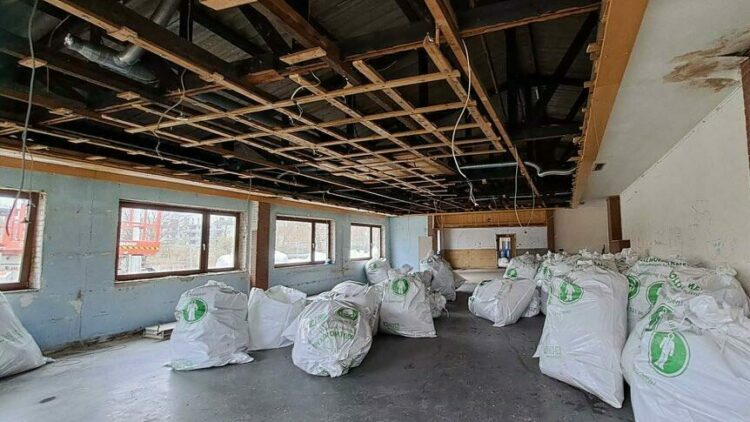 © Wilhelmsburger Ruder Club Blick ins Innere des Vereinshauses, Big Bags stehen herum, die Decke ist offen