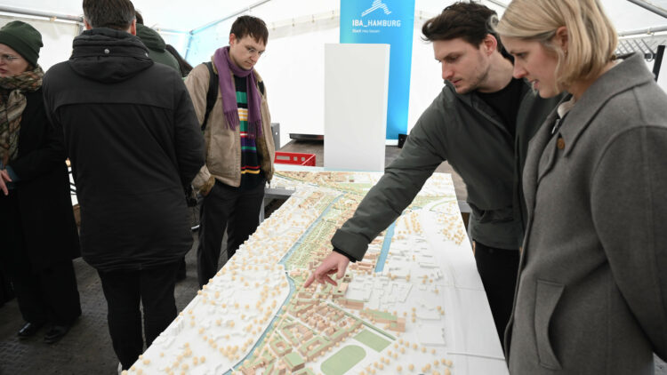 © IBA Hamburg / Andreas Fromm Besucher:innen am Modelltisch