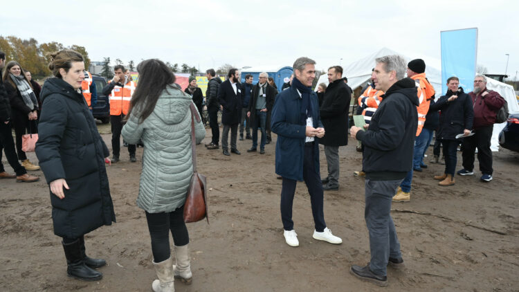 © IBA Hamburg / Andreas Fromm Besucher:innen der Veranstaltung neben der Baustelle