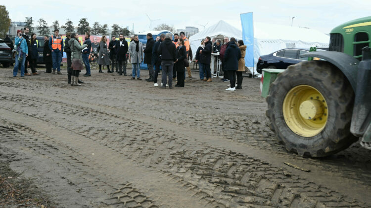 © IBA Hamburg / Andreas Fromm Besucher:innen der Veranstaltung neben der Baustelle
