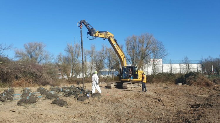 © IBA Hamburg / Arne von Maydell Kampfmittelsondierung: Schweres Gerät und Arbeiter im Einsatz
