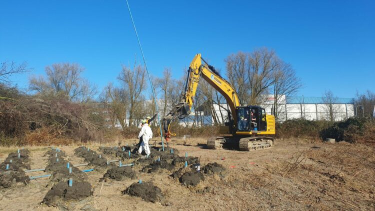 © IBA Hamburg / Arne von Maydell Kampfmittelsondierung: Schweres Gerät und Arbeiter im Einsatz