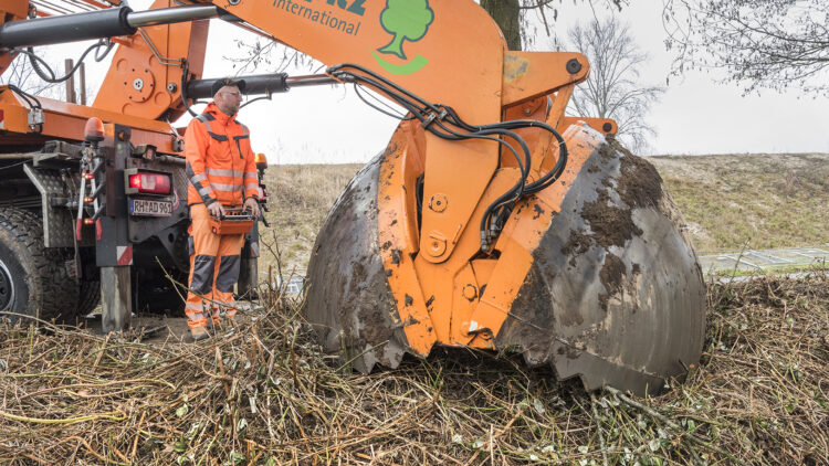 © IBA Hamburg / Martin Kunze Der hydraulische Wurzelballenstecher gräbt sich in den Boden