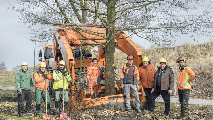© IBA Hamburg / Martin Kunze Gruppenbild von Arbeitern vor der Verpflanzungsmaschine