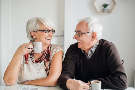 © RgStudio Älteres Paar am Tisch beim Kaffee trinken