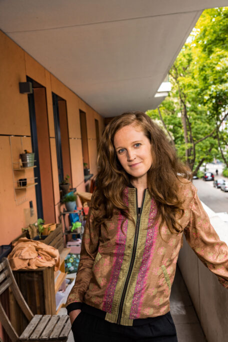 © IBA Hamburg / Katja Ruge Anja S. in ihrem Laubengang