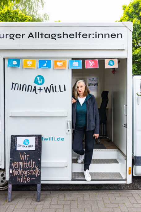 © IBA Hamburg / Katja Ruge Peters steht im Nachbarschaftsbus und schaut heraus